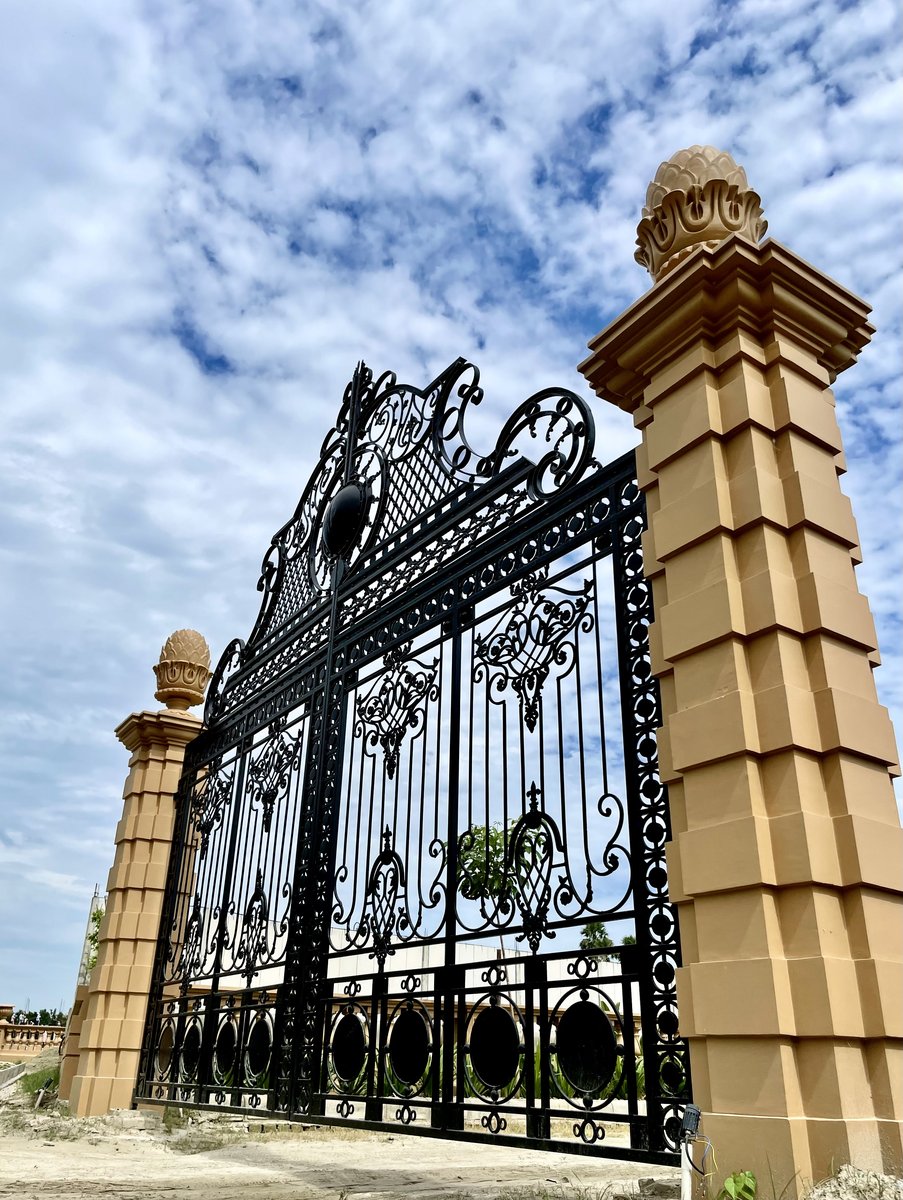 The Manor Gates